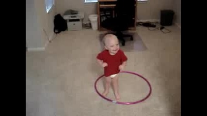 Bebe Fait Du Hula Hoop.