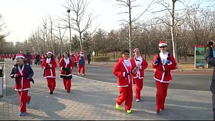 Стотици китайци в костюми на Дядо Коледа на маратон в Пекин