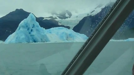огромен айсберг се преобръща