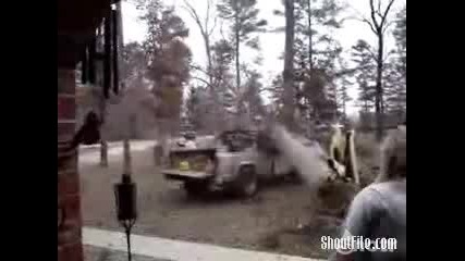 Не оставяй колата си до дърво... 