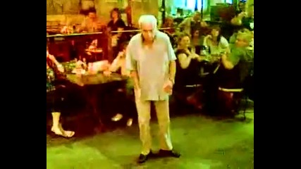 Старец танцува на песен на Lady Gaga (смях) 