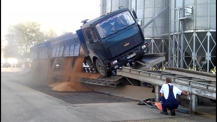 Страхотна технология за разтоварване на камиони .