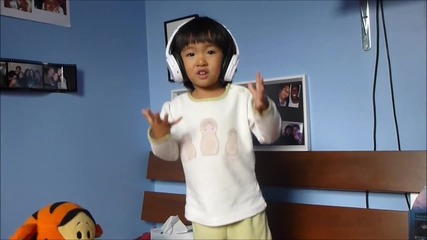 Малко китайче пее и танцува Gangnam style (смях)