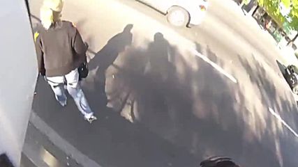 Мотоциклетист преследва крадец на чанта!