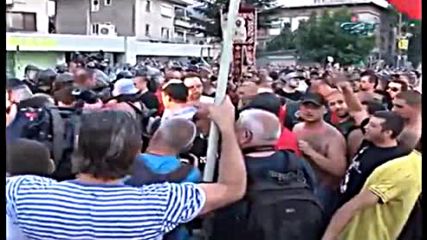 Оператор на Бтв удря Петър Низамов Перата на протеста в Асеновград