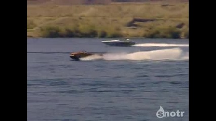 супер автомобил който се движи по суша и вода