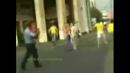 Руснаци Се Ебават С Полицай Ритник По Гъза