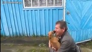 Кученца се радват на завърналия си стопанин