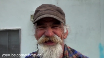 Бездомният мъж с палавите мустаци получава $3000