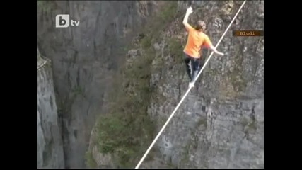 Мъж върви 40 м по въже над бездна, дълбока 2 км