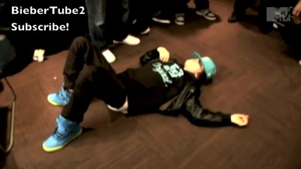 Justin Bieber пее на пода 