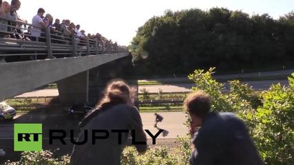 Дания: Бежанци вървят по магистралата след като пътят към Германия бе затворен