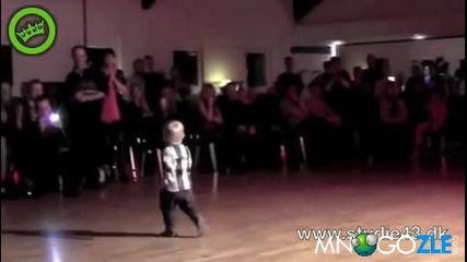 Две годишно дете танцува много яко