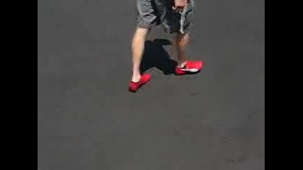 до кога ли ще се кефи с маратонките си ???