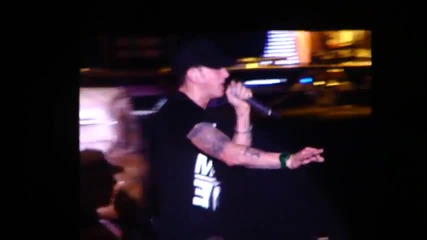 Eminem изпълнява на живо No Love