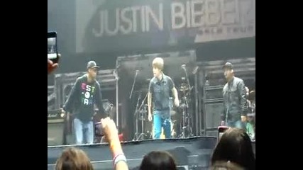 Justin Bieber танцува на Teach Me How To Dougie и Youre Jerk 