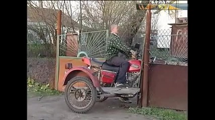 Идиот с мотор срещу ограда