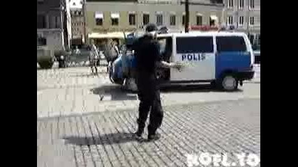 Смях - какво правят шведските полицаи 