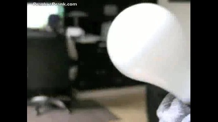 (смях) Гадже пари приятела си със крушки Prank vs Prank
