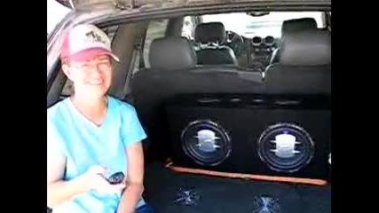 Баба със субуфери в колата 