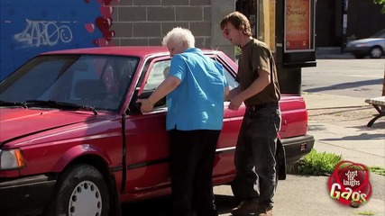 Баба Унищожава вратата на колата - скрита камера