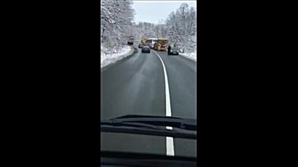 Пътнически автобус пропадна в канавка до местността "Кална кория"