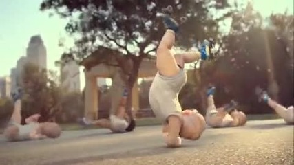 Бебета танцуват със ролери на краката си !.. Смях! 
