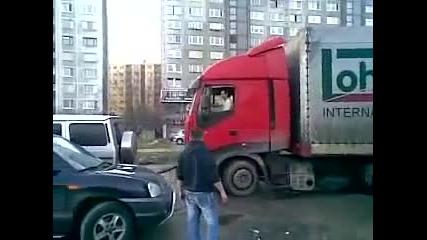 Ето какво се случва когато един камион закъса на пътя!