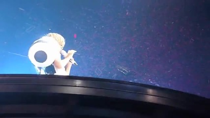 Екслкузивно! Rihanna - Umbrella Final ( Live At The Last Girl On Earth Tour in Belgium ) 