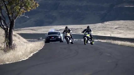 Мини филм ! Екстремно Мотоциклети срещу автомобил битка кой е по - добър в дрифта