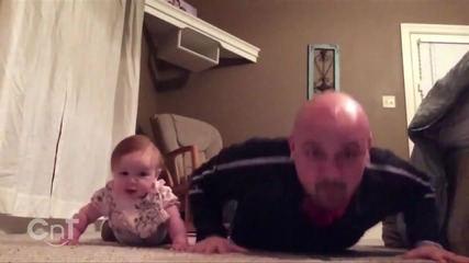 Баща и 6 месечната му дъщеря тренират ..