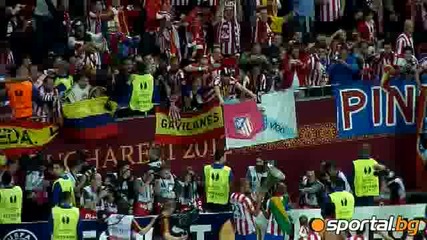 Феновете на Атлетико ( Мадрид ) и играчите празнуват заедно спечелването на Лига Европа