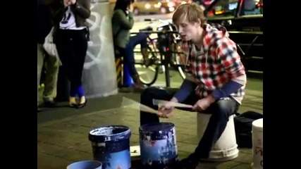 Уличен барабанист или професионалист ?