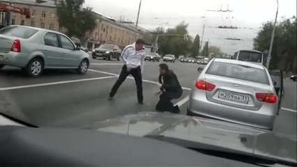Шофьори се сбиха насред кръстовище.