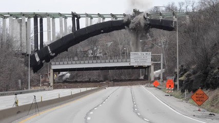 Взривиха 94-годишен мост