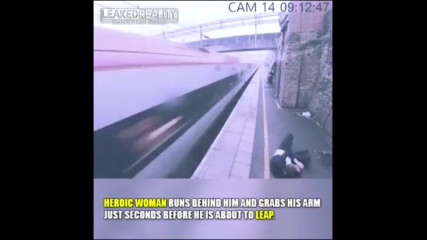 Видео Жена спасява мъж от самоубийство секунди преди да го удари влак