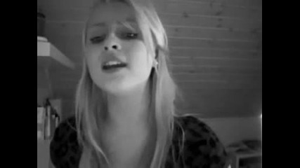 Момиче пее прекрасно Save Me From Myself на Christina Aguilera пред уебкамерата си