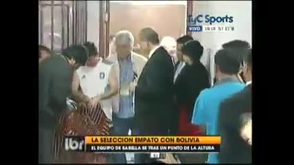 Президентът на Боливия подари пончо на Меси
