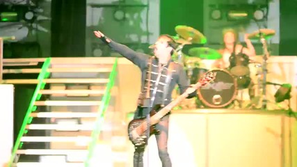 Skillet - Whispers in the Dark ( live )