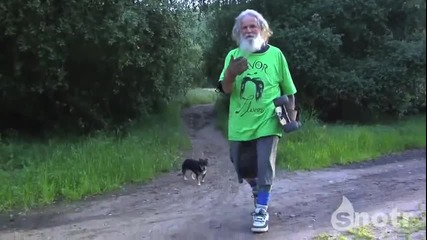 Мъж на 66 г. круизи из гората с кучето си
