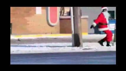Дядо Коледа танцува на улицата