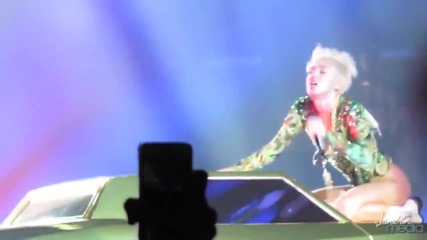 Miley Cyrus Fingers Herself On Stage ( Masturbating) Fingering Herself