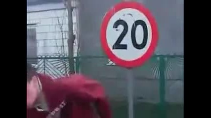 Този или е тъп или не го слуша галвата смях