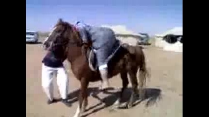 Арабин се опитва да язди кон 