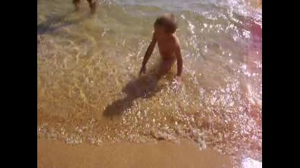близнаци плуват под вода