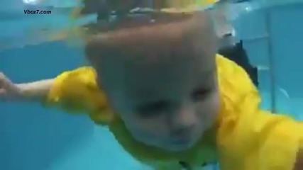 Бебе падна в басейн и оцеля