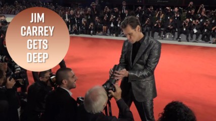 Джим Кери раздава целувки на червения килим във Венеция