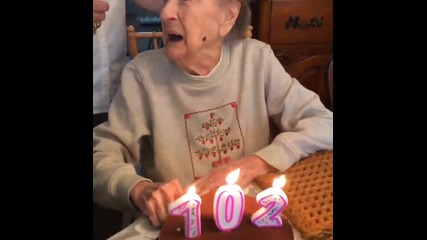 Баба на 102 години, на рождения си ден духа свещите като 22 годишна!
