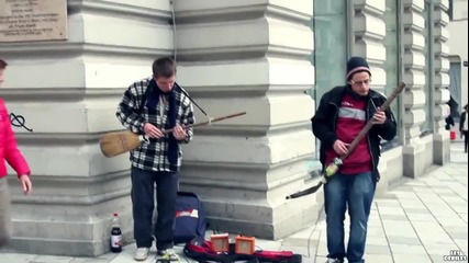 Мъже свирят на улицата с китари направени от метла и лопата!