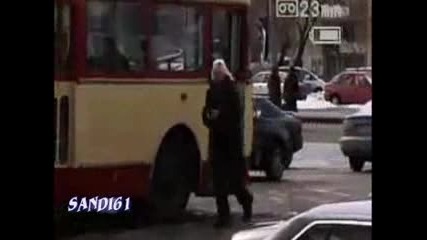 Момчета се бъзикат с тролейбусна шофьорка 